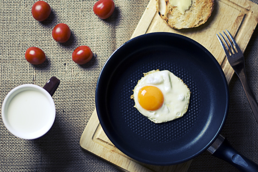 Sunny side up. fried eggs in a pan. 3d rendering 18749185 PNG